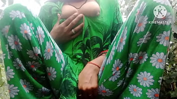 जंगल की घनी झाड़ियों में देसी भाभी ने अपना रस टपकाया