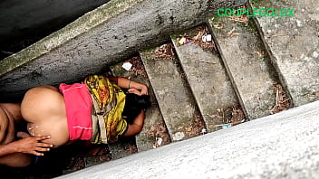 भाभी की गर्मी शांत करने के लिए छत पर ले जाकर जमकर चोदा