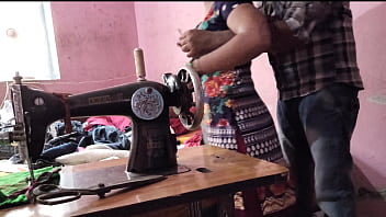 गर्म देसी भाभी को सिलाई के बहाने अंकल ने जमकर चोदा