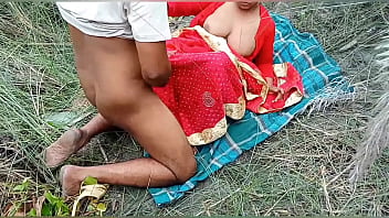 Sweaty Bhabhi Gets Ravaged Under The Open Sky