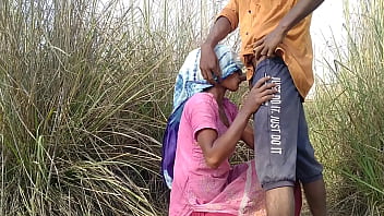आज पत्नी बाहर लकड़ी इकठ्ठा कर रही है, तो पति ने कहा चलो बाहर ही जंगल में जंगली चुदाई करते हैं