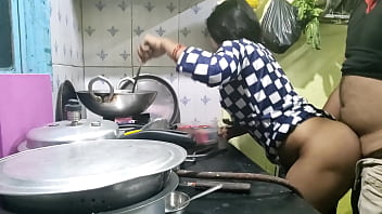 अनजान ग्रामीण लड़की का बेइज्जती से शोषण कर मालिक ने उसका यौन शिकार किया