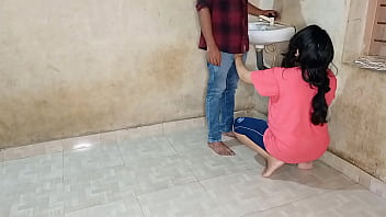 भाभी ने जवान प्लंबर की लंड से अपनी चूत की प्यास बुझाई