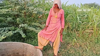 देसी स्टेप बहन अपने छोटे भाई के साथ हिंदी में गंदी-गंदी बातें करते हुए चुदाई का मजा ले रही है, उनकी सेक्सी चीखें और गीली मस्ती से कमरा गूंज उठा है