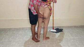 कमरे की सफाई करती हुई गर्म मालकिन को मेरा लंड चूसवाकर जबरदस्त चोदा