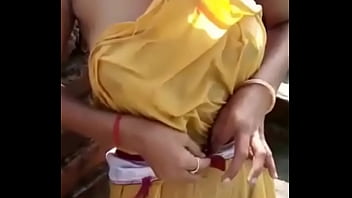 Sizzling Desi Bhabhi’s Steamy Bath Time Video