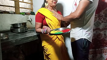 रंगीली होली में गीली भाभी को किचन काउंटर पर ज़ोरदार चुदाई
