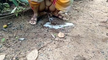 Desi Aunty’s Wild Outdoor Pissing Session You Can’t Miss