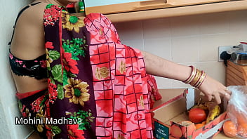 भारतीय देसी फल बेचने वाली गर्म औरत ने ग्राहक से सौदेबाजी करते हुए ज़ोरदार चुदाई की हिंदी ऑडियो