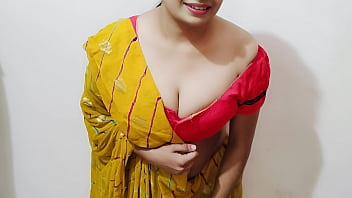 भाभी ने देवर का हाथ से मजा लेते हुए देखा फिर उसके बड़े लंड से चोदी गई