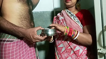 ससुराल में ही ससुर ने बहू की पीठ पर तेल लगवाकर गेट के पास ही जमकर चोदा