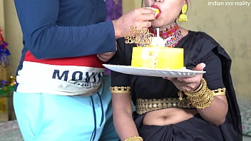 भारतीय सौतेली माँ का जन्मदिन का जोशीला सेक्स