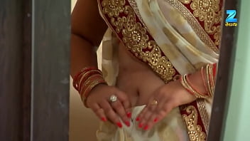 Sultry Hindi Starlet’s Deep Navel Tease