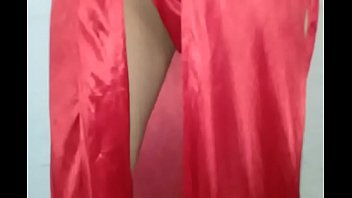 Seductive Desi Bhabhi’s Tantalizing Striptease Performance